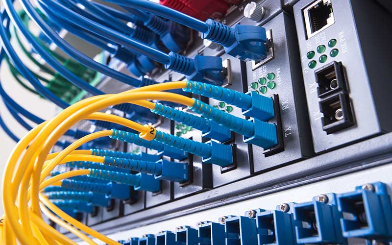 Técnico realizando soporte de redes